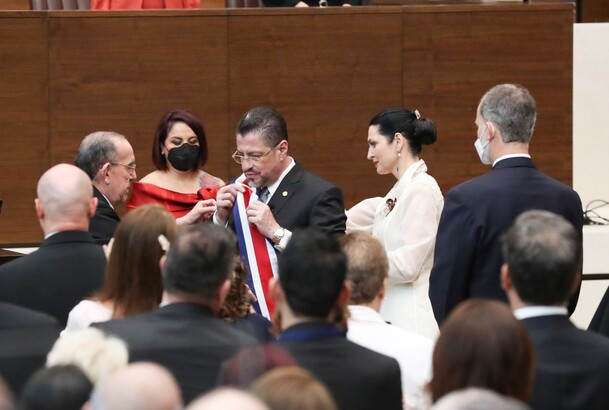 Momento del traspaso de la Banda Presidencial en la Ceremonia 